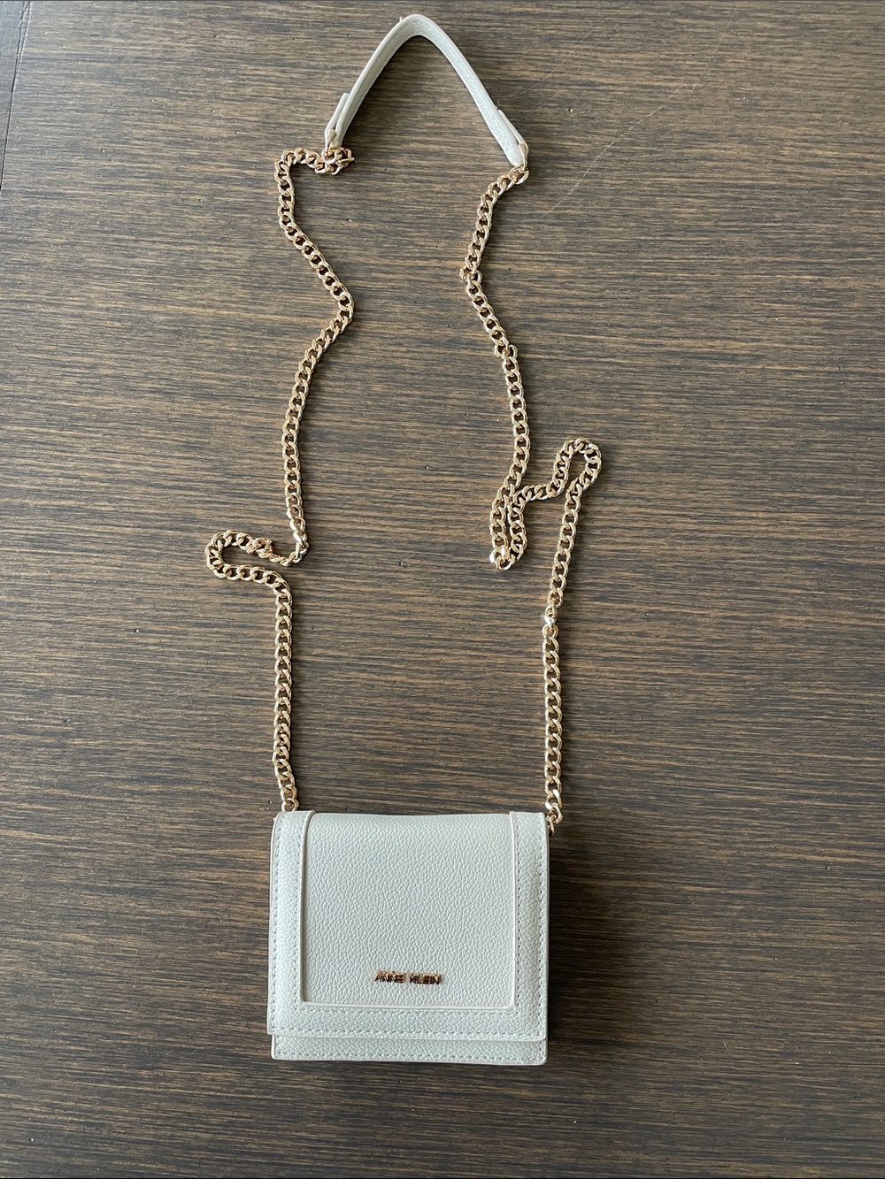 ANNE KLEIN WHITE PEBBLED CROSSBODY WALLET ON A CHAIN with Gold Hardware